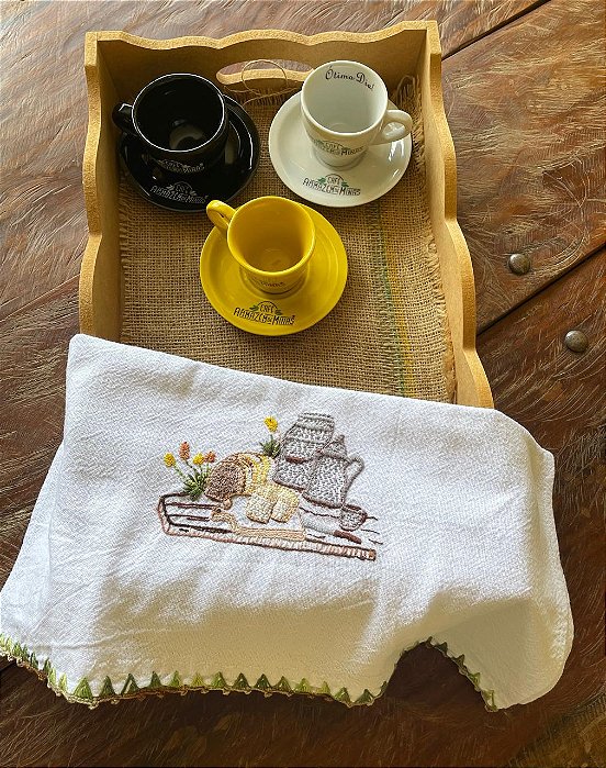 Pano de Prato Bordados Artesanalmente - Peça ÚNICA - Mesa com bule e leiteira cinza