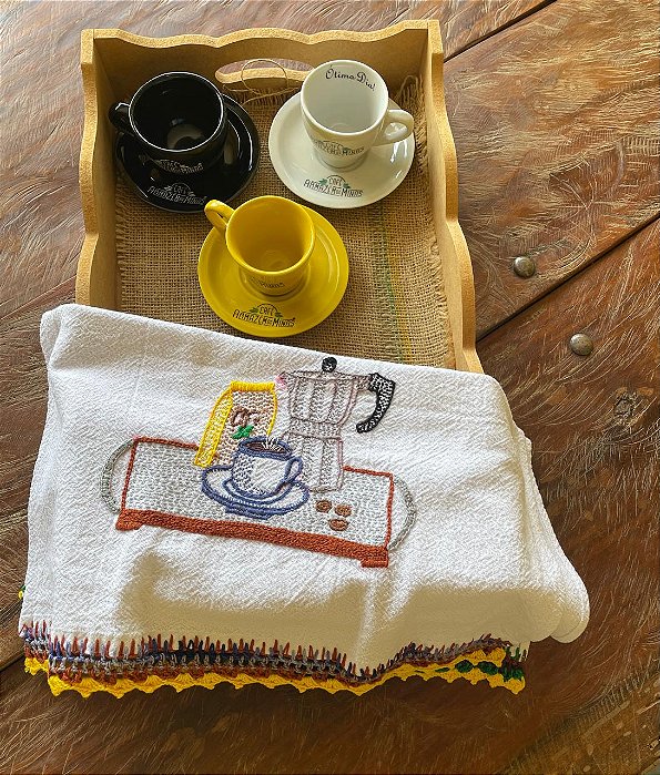 Pano de Prato Bordados Artesanalmente - Peça ÚNICA - Mesa com xícara azul e bule cinza