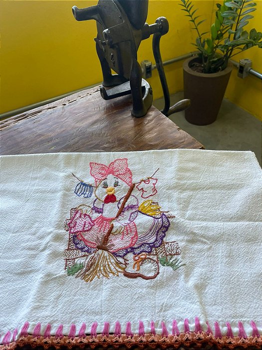 Pano de Prato Bordados Artesanalmente - Peça ÚNICA - Galinha de botas