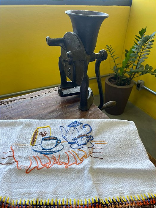 Pano de Prato Bordados Artesanalmente - Peça ÚNICA - Bule e xícara azul