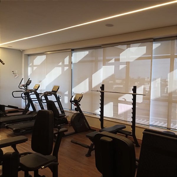 PERSIANA ROLÔ PARA ACADEMIA COM TELA SOLAR - SOB MEDIDA