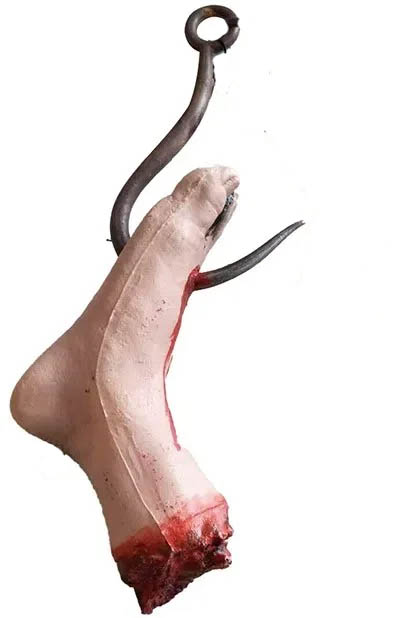 Pé Decepado Amputado C/ Corrente E Gancho Halloween 70cm