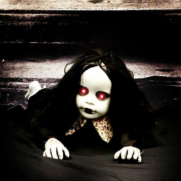 Boneca Samara com Luz Som e Movimento Halloween
