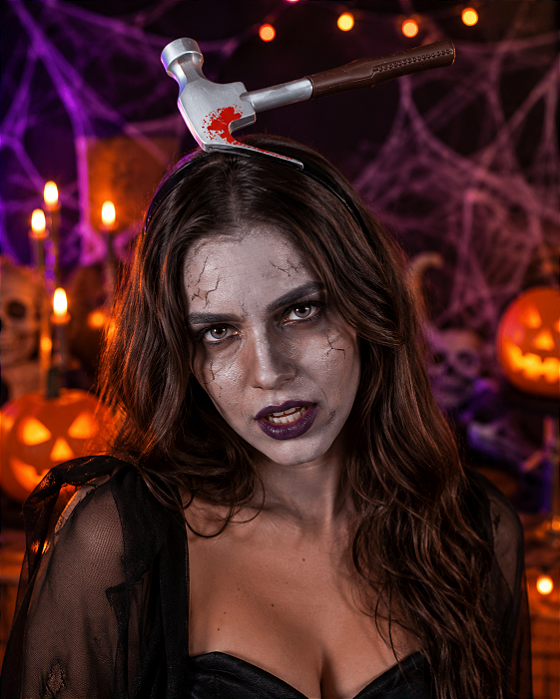 Tiara Halloween Martelo na Cabeça – Acessório Divertido de Terror