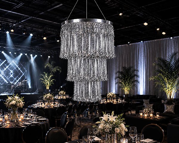 Enfeite De Teto Lustre Metalizado Grande Com Franja Prata - 80cm