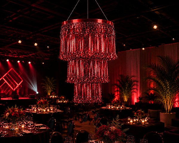 Enfeite De Teto Lustre Metalizado Grande Com Franja Vermelho - 80cm