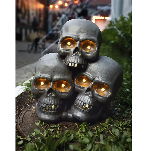 Enfeite de Resina 3 Crânios Preto com Luz Solar – 46 cm