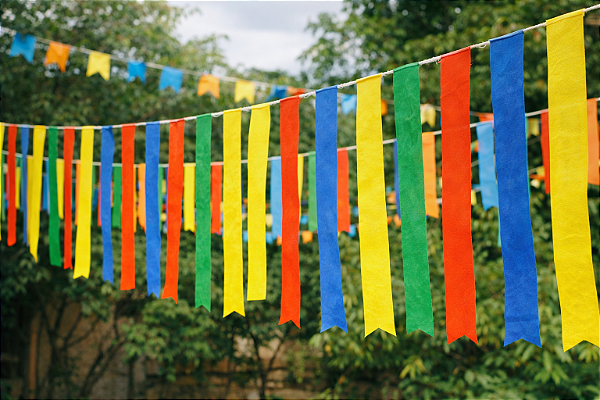 Bandeirola Plástica Costurada em Tiras – 10 Metros