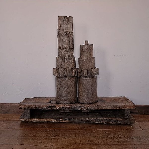 Fragmento de Moenda em Madeira com Design Rústico e Autêntico