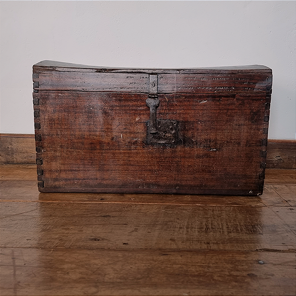 Baú de Viagem Tampo Abaulado e Ferragens Originais - 74x37cm (L x P)