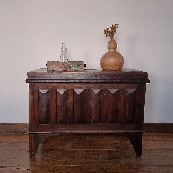 Baú Pés c/ Trabalho de Molduras Frontais e Laterais - 114x60cm (L x P)