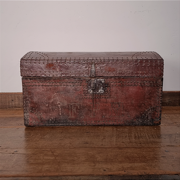 Baú de Tropeiro Revestido com Couro e Tachas,  XX - 85x45cm (L x P)
