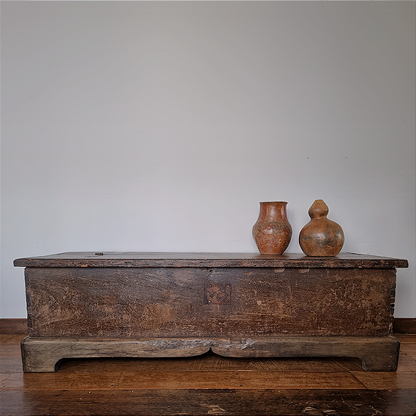 Baú c/ Saia e Interior Dividido em 2 Compartimentos - 231x71cm (L x P)