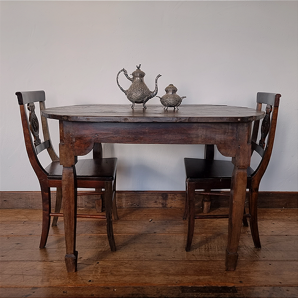 Mesa de Apoio com Tampo Arredondado e Pés Elegantes - 94x121cm (L x C)