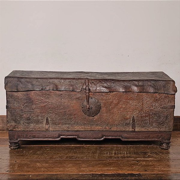 Baú com Couro Figuras de Pássaros e Folhagens - 107x55cm (L x P)