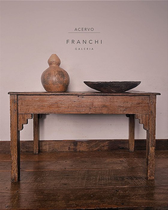 Mesa de Apoio com Molduras Decorativas, Séc. XX, MG - 64x118cm (L x C)