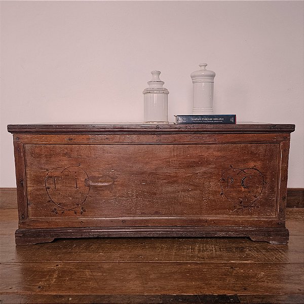 Baú Enxoval com Iniciais em Marchetaria, Séc XIX - 128x54cm (L x P)