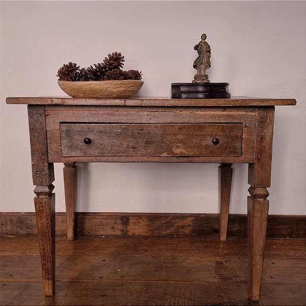 Mesa de Apoio com Uma Gaveta e Pernas Entalhadas - 63x101cm (L x C)