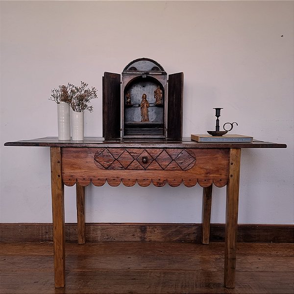 Mesa de Apoio Rústica c/ Gaveta e Saia Entalhadas - 75x171cm (L x C)