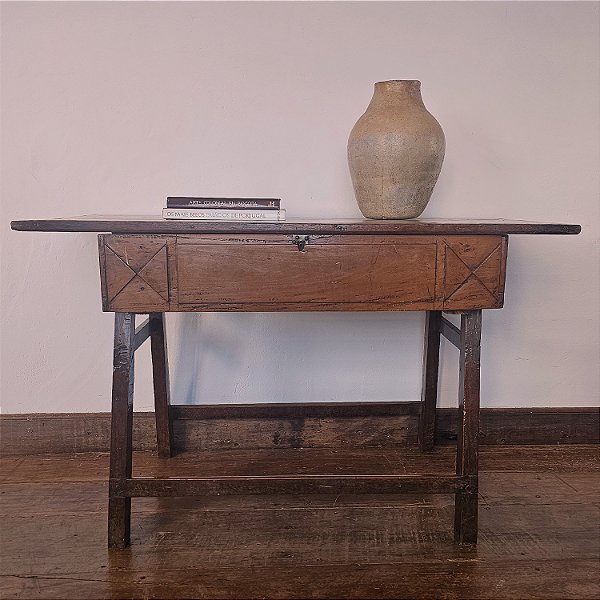 Mesa Cavalete c/ Gaveta Entalhada, Séc. XIX - 62x129cm (L x C)