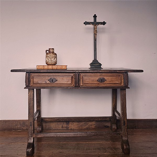 Mesa Cavalete com Duas Gavetas, Séc. XIX - 132x74cm (L x P)