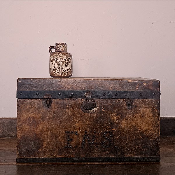 Baú Canastra de Tropeiro Mineira em Couro, Madeira e Tachas, Séc XX