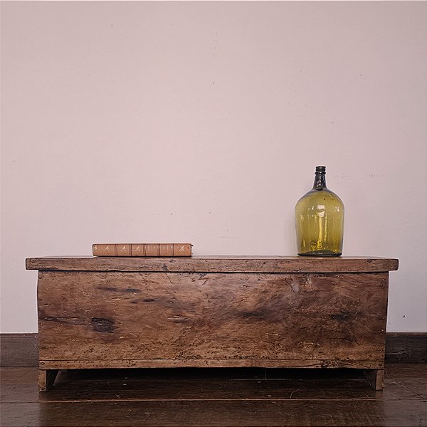 Baú Rústico de Madeira, MG, Início do Século XX - 123 x 34cm (L x P)