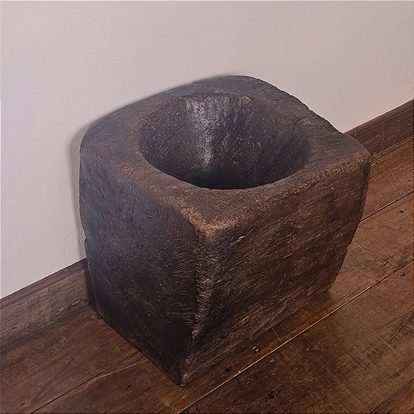 Pilão de Chão Rústico em Madeira, Séc. XX - 54x49x51cm