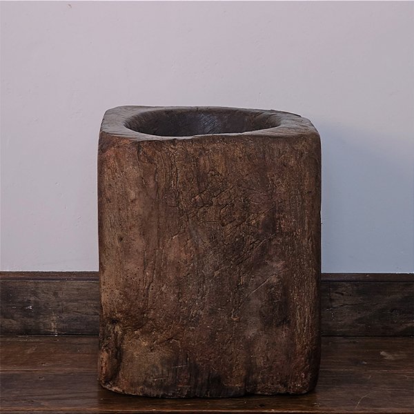 Pilão de Chão Antigo em Madeira Rústica, Séc. XX - 39x36x48cm