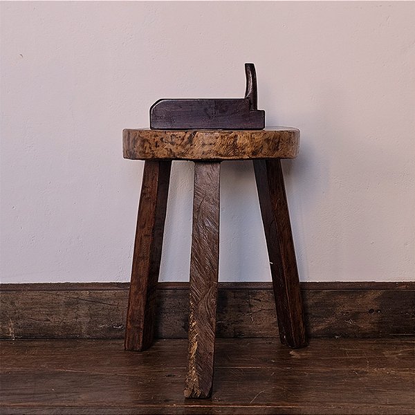 Banquinho Tripé Anos 40 - 37cm (diam)