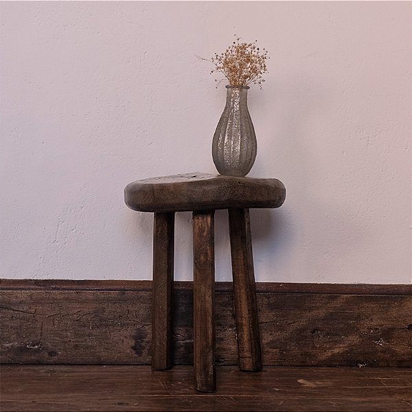 Banco Rústico Anos 40, Design Orgânico e Inscrições - 24cm (diam)