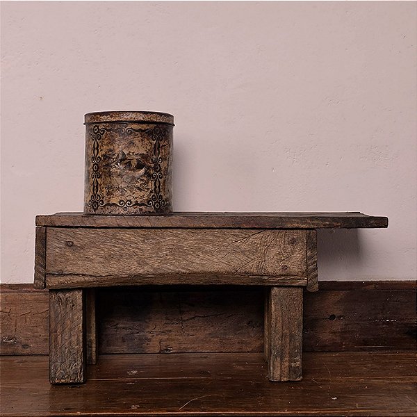 Banquinho Rústico de Apoio, Madeira Maciça, Séc. XX - 56x27cm