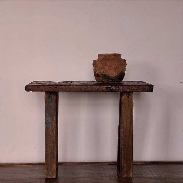 Banquinho de Madeira com Textura Rústica e Nós Aparentes - 63x32x47cm