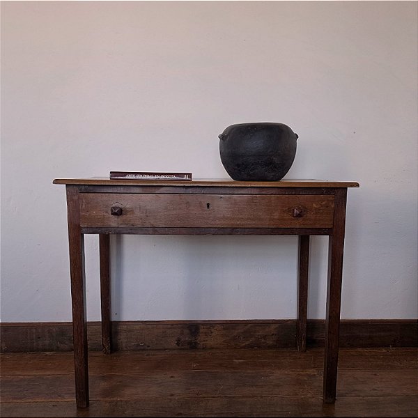 Mesa de apoio Antiga em Madeira Escura com Gaveta - 98x54x79cm