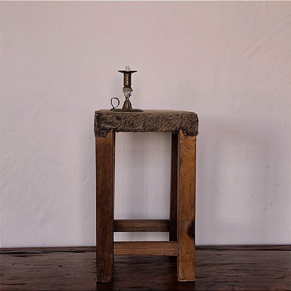 Banquinho Caipira Rústico com Assento em Couro, Séc. XX - 27x27x46cm