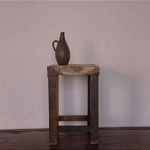 Banquinho Caipira com Assento em Couro, Início Séc. XX - 29x29x46cm