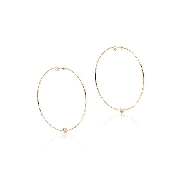 Brinco argola em banho de ouro 18k com berloque central cravejado com zircônias brancas