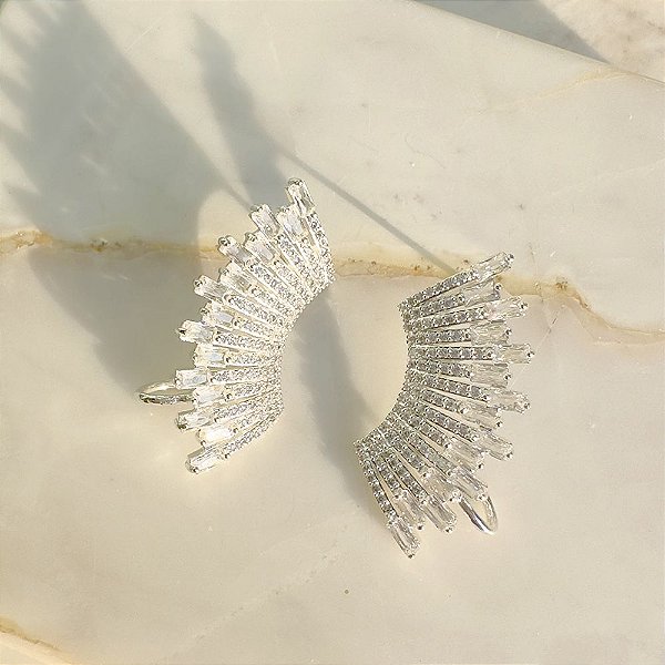 Brinco ear cuff asas cravejado de zircônias brancas banho em prata