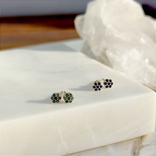 Duo de brincos flor zircônia azul e zircônia verde em banho de ouro 18k