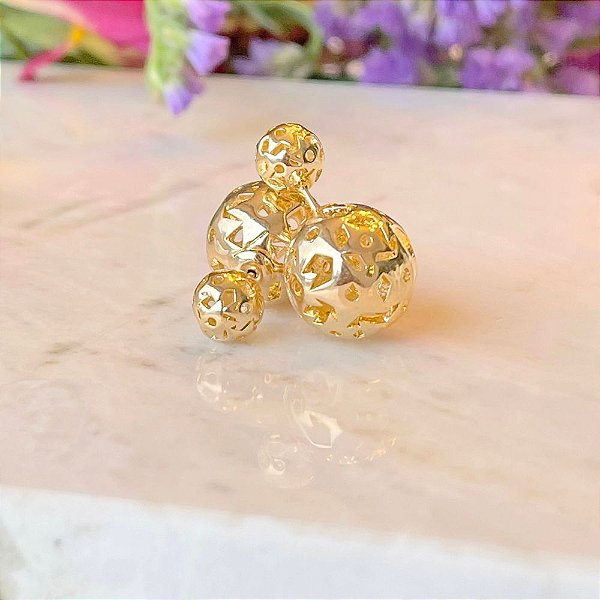 Brinco liso fecho esfera em banho de ouro 18k