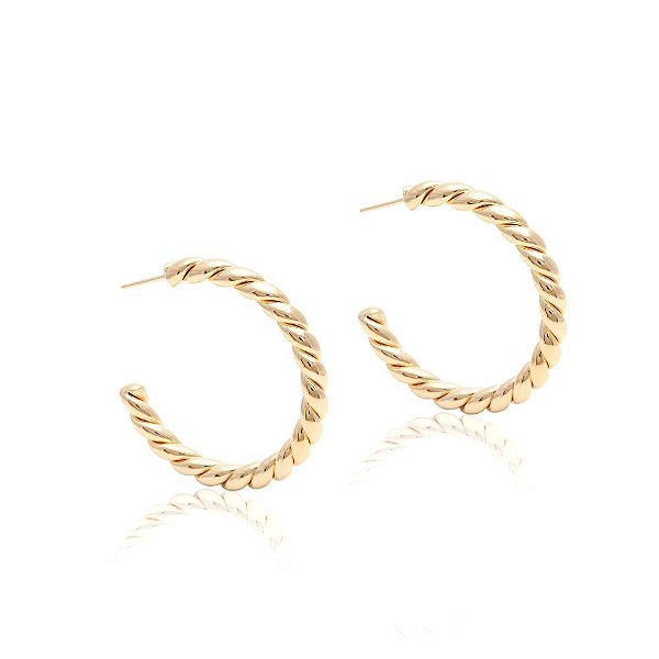 Brinco argola entrelaçada lisa em banho de ouro 18k