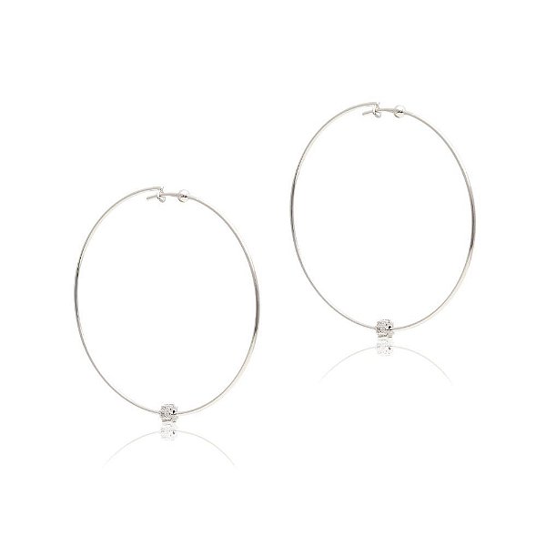 Brinco argola berloque com zircônia branca em banho de prata nano silver