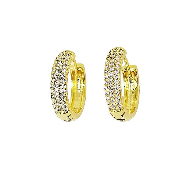 Brinco argola em banho de ouro 18k cravejada de zircônias cristais