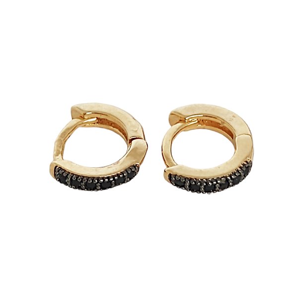 Brinco argola pequena em banho de ouro 18k cravejada de micro zircônias negras