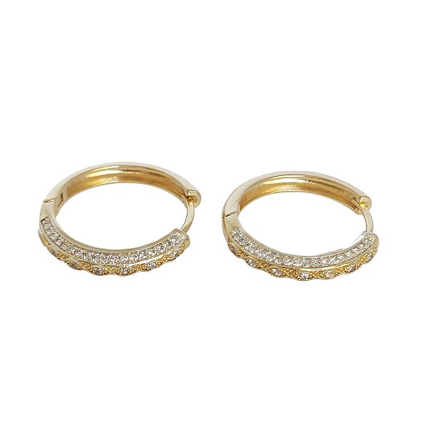 Brinco argola trabalhada cravejada de zircônias cristais em banho de ouro 18k