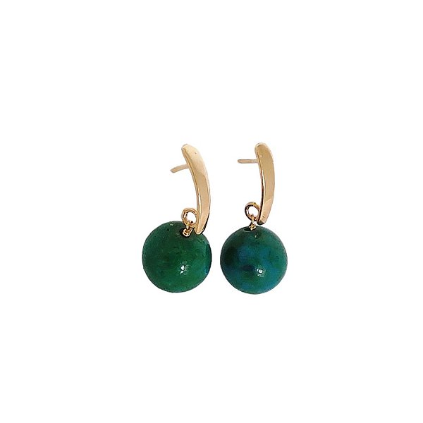 Brinco banhado em ouro 18k com detalhe liso e pedra crisocola mesclada em azul e verde