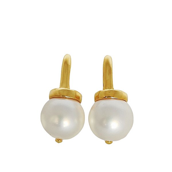 Brinco banhado em ouro 18k com detalhe liso e pérola shell