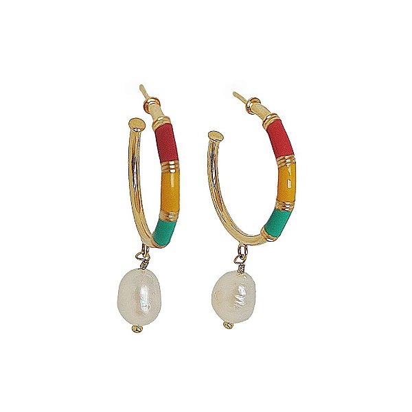 Brinco argola  em banho de ouro 18k com detalhes coloridos com uma pérola barroca