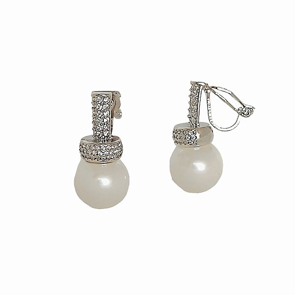 Brinco de pressão em banho de ródio branco cravejado de zircônias cristais com pérola shell