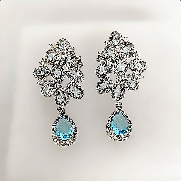 Brinco em banho de ródio branco cravejado de zircônias cristais com gota em cristal azul